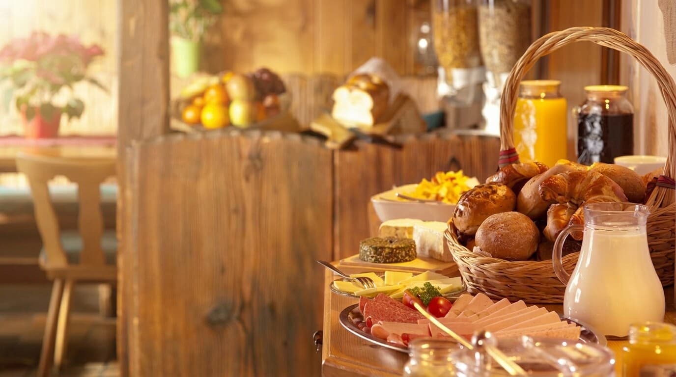 Reich gedecktes Frühstücksbuffet im Garten Hotel
