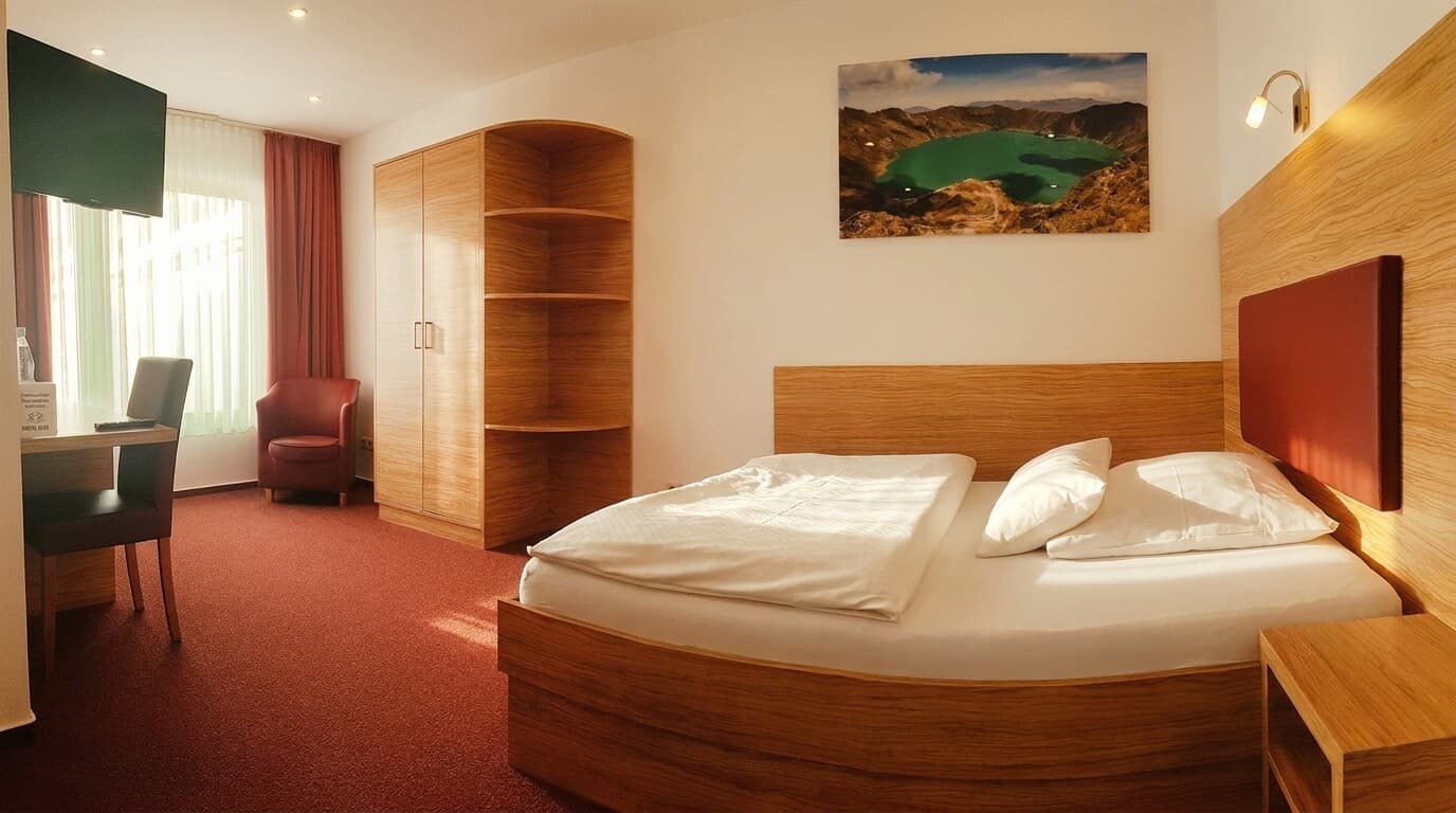 Superior-Zimmer mit warmem Holz und roten Akzenten