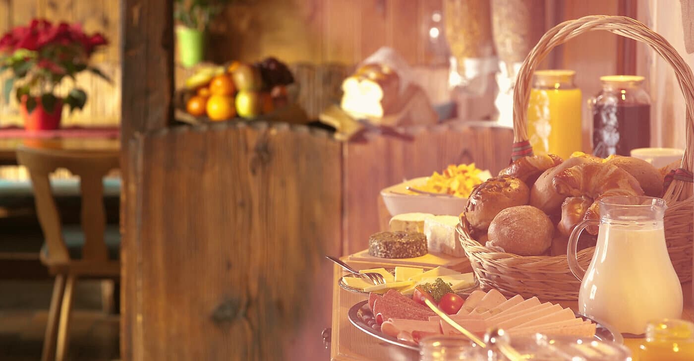 Frühstücksbuffet mit frischem Brot, Käse und Aufschnitt